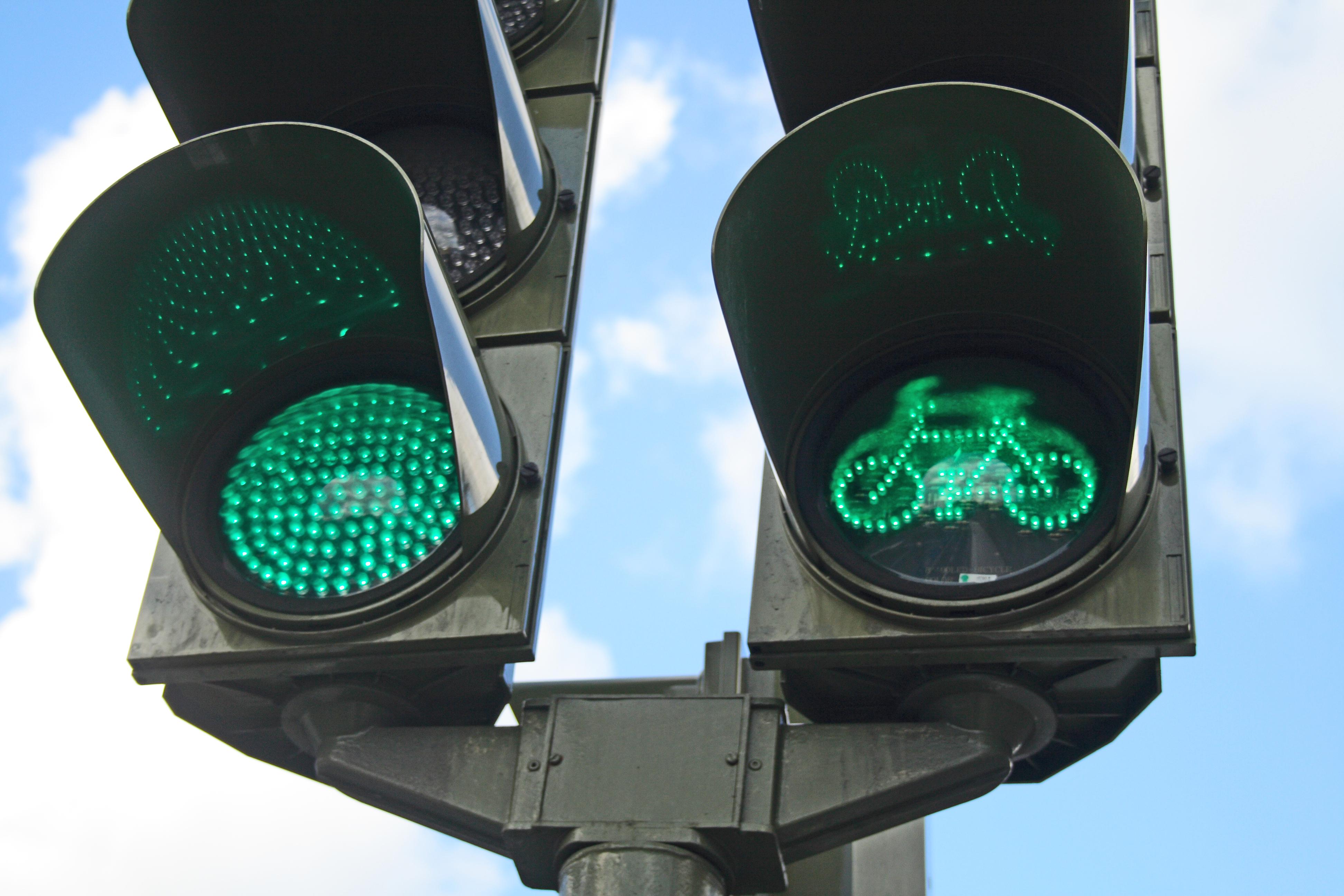 Зеленый свет машина. Зеленый свет. Зеленый сигнал светофора. Зеленый цвет светофора. Зеленый свет светофора.