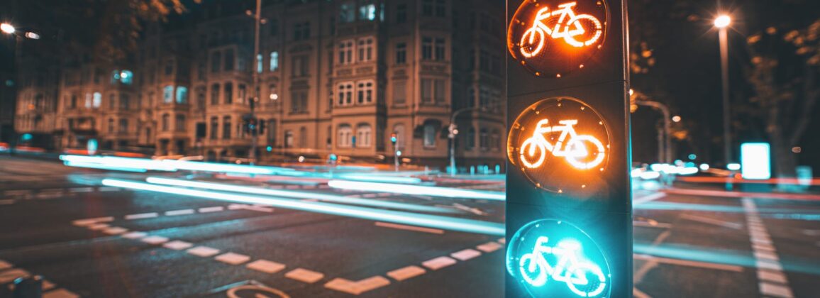 close up photo of a traffic light for bicycles